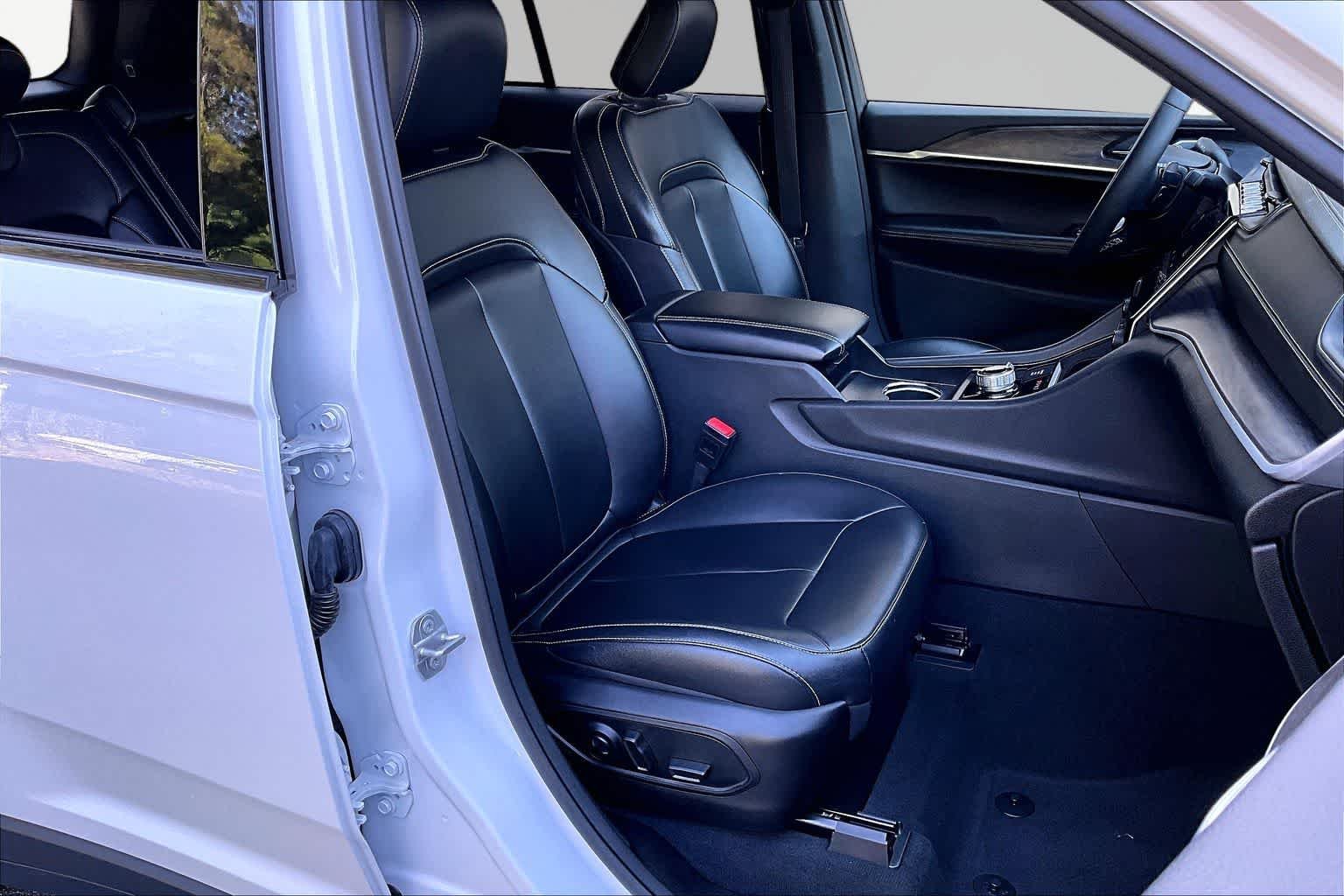 Used 2025 Bright White Clearcoat Jeep Limited image 9