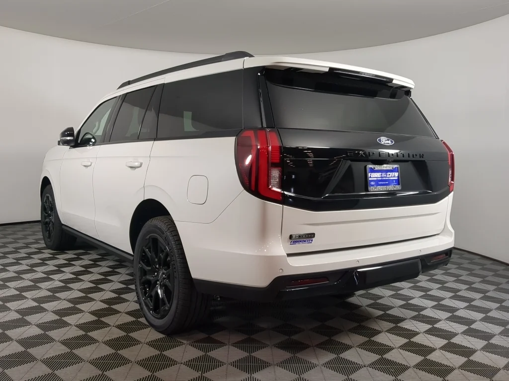 New 2027 Star White Metallic Tri-Coat Ford Platinum image 37