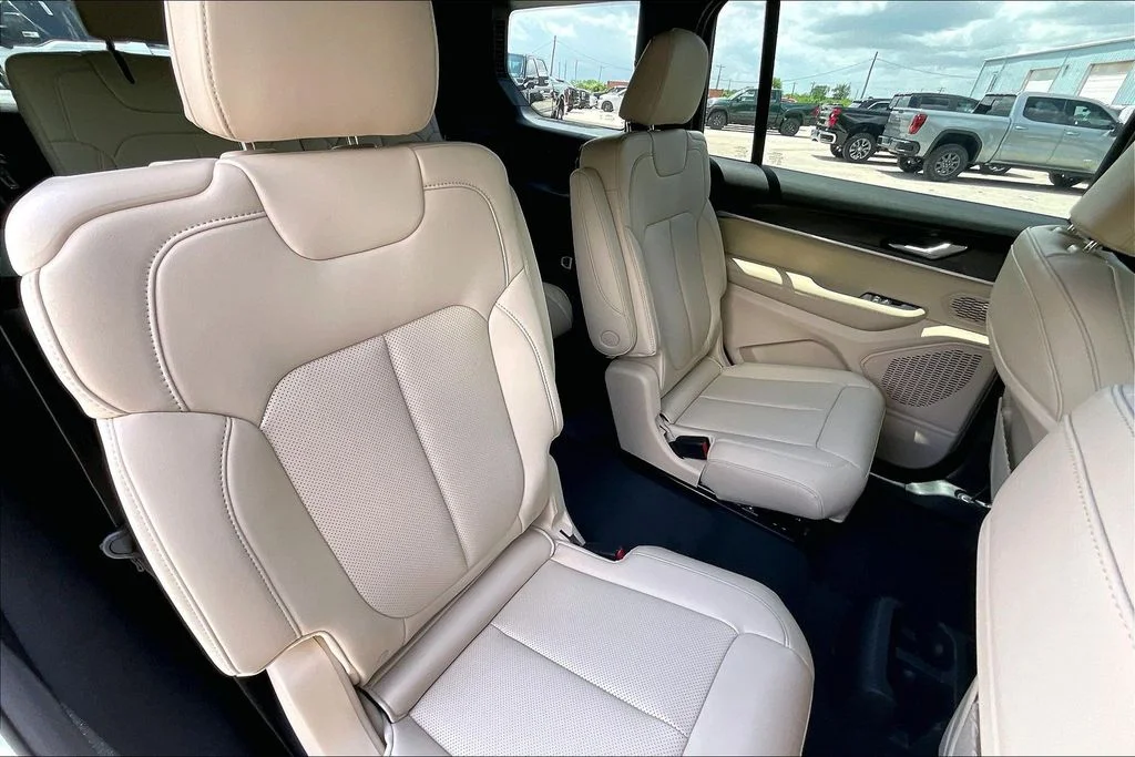 New 2026 Bright White Clear-Coat Exterior Paint Jeep Limited image 23