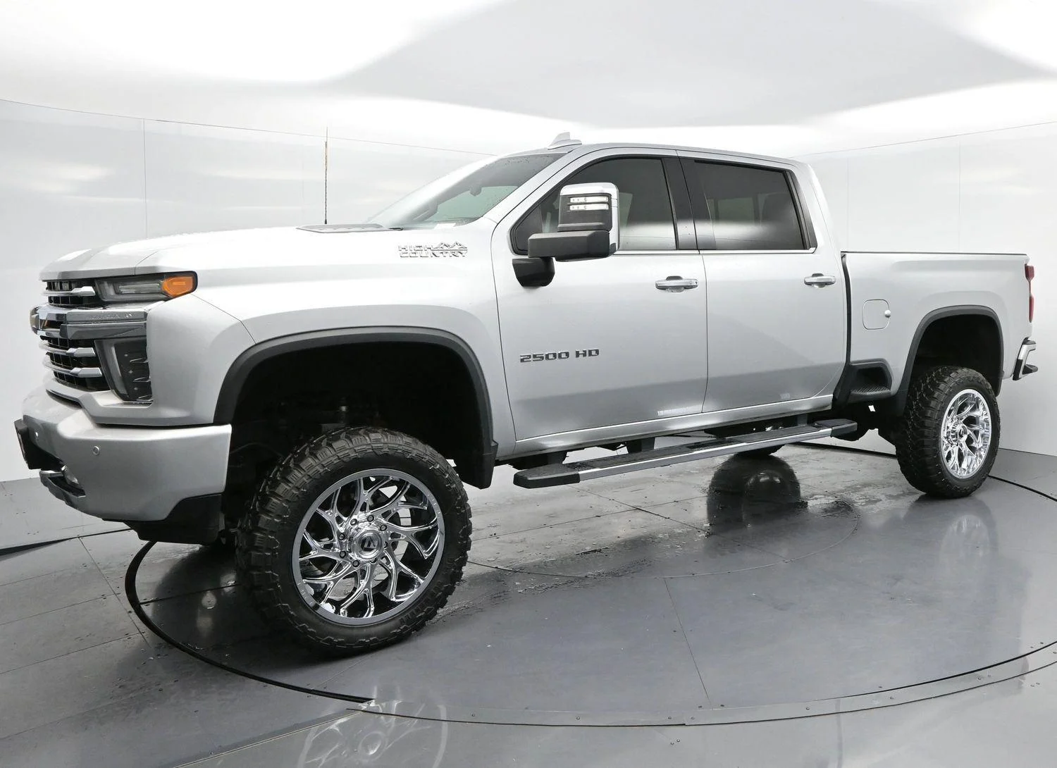 Used 2020 Silver Ice Metallic Chevrolet High Country image 4