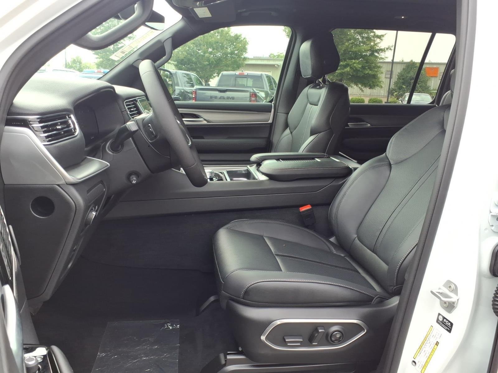 New 2026 Bright White Clear-Coat Exterior Paint Jeep Limited Altitude image 19