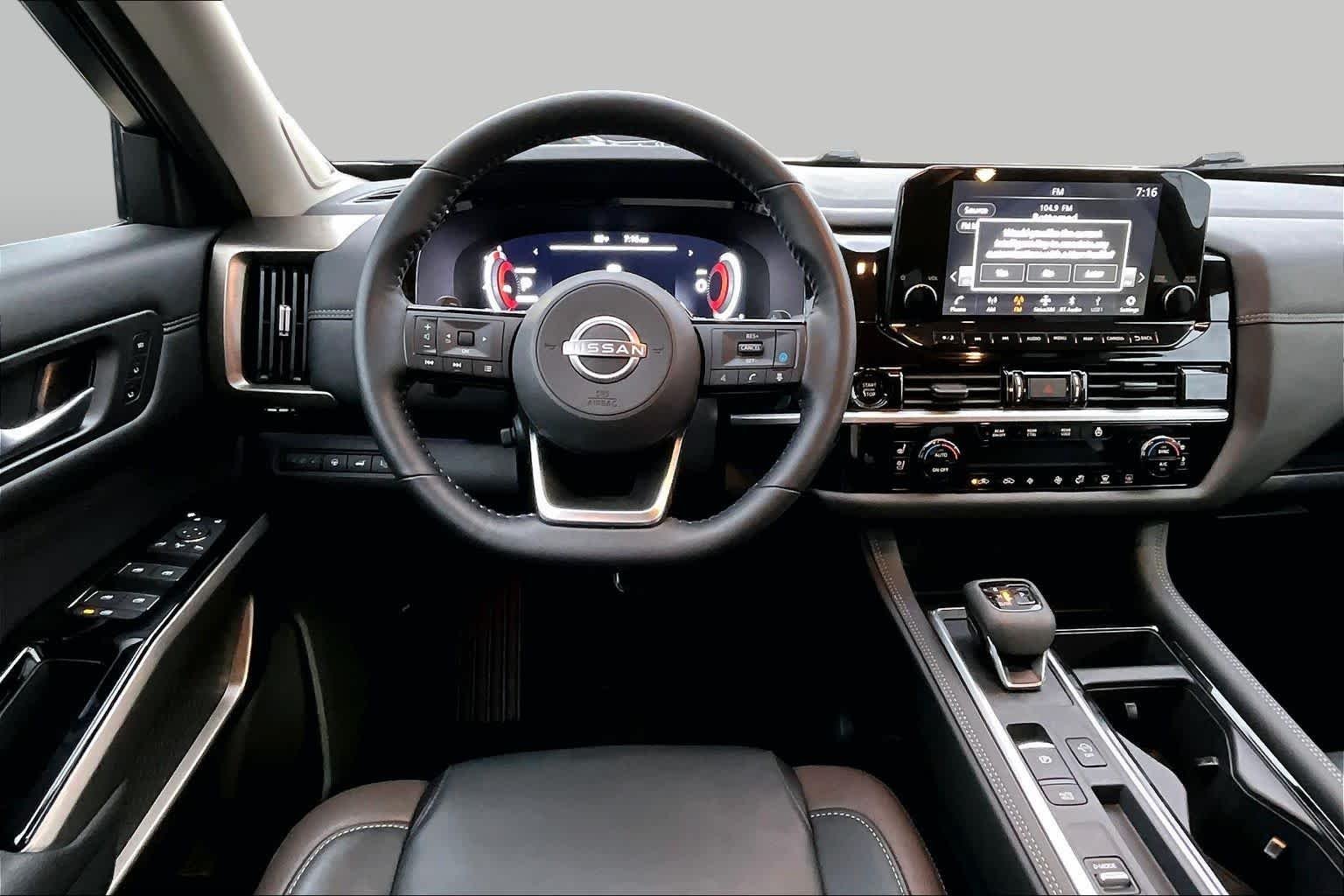 Certified Used 2025 Everest White Pearl Tricoat Nissan Platinum image 5