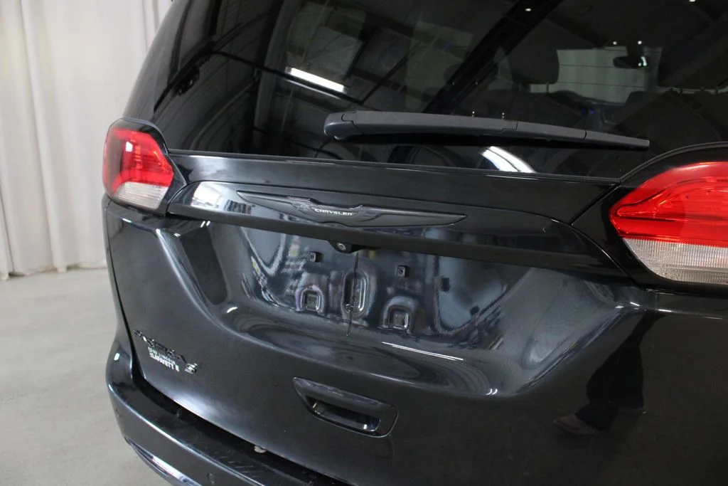 Used 2019 Black Chrysler Touring L Plus image 31