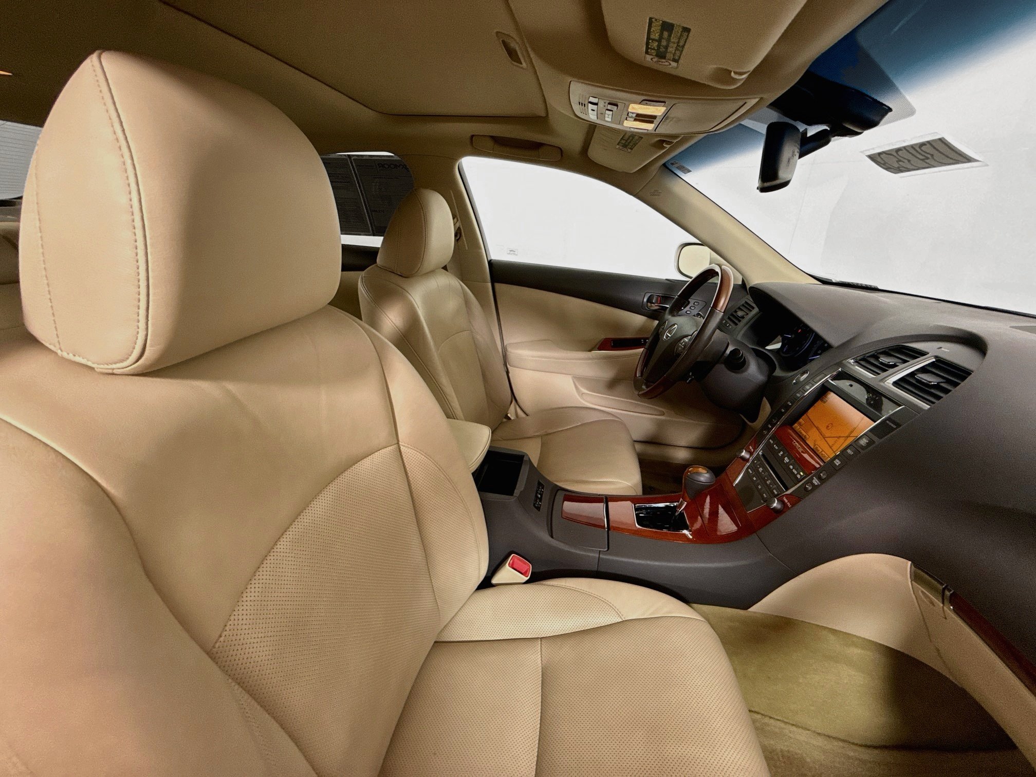 Used 2011 Satin Cashmere Metallic Lexus Base image 27