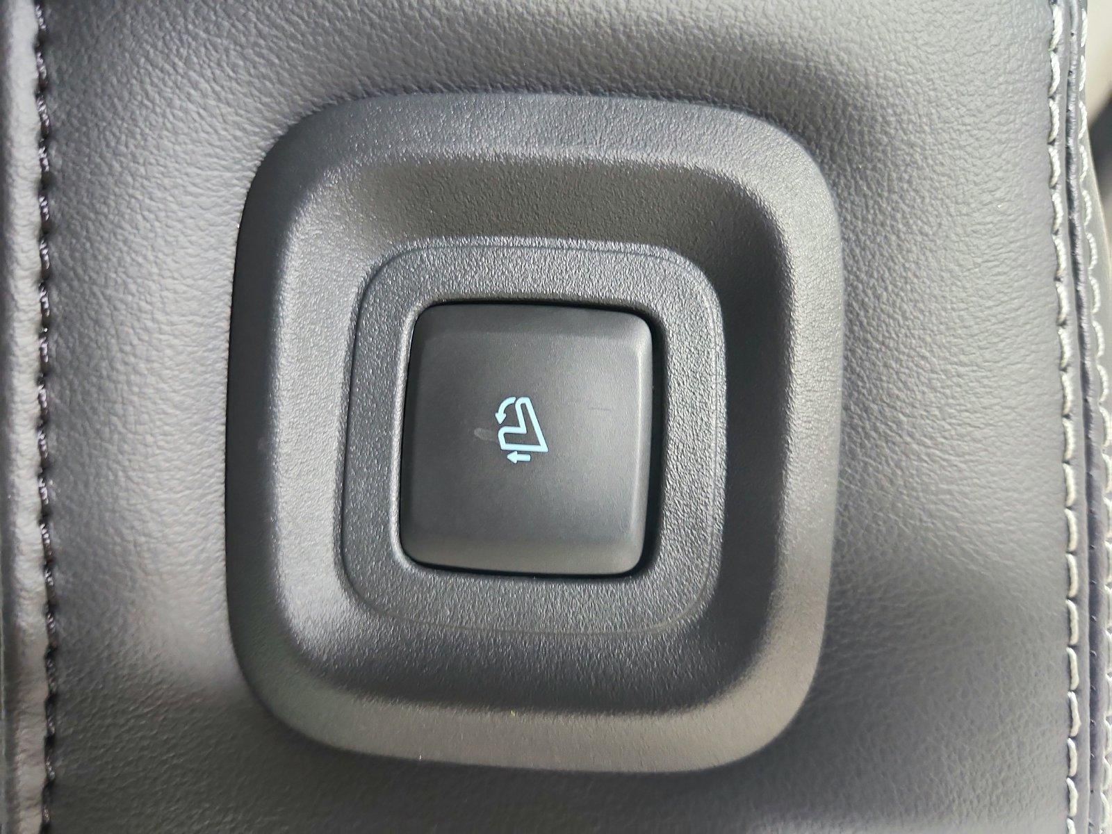 New 2027 Agate Black Metallic Ford MAX Platinum image 42