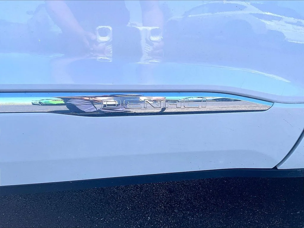 Used 2019 White GMC Denali image 8