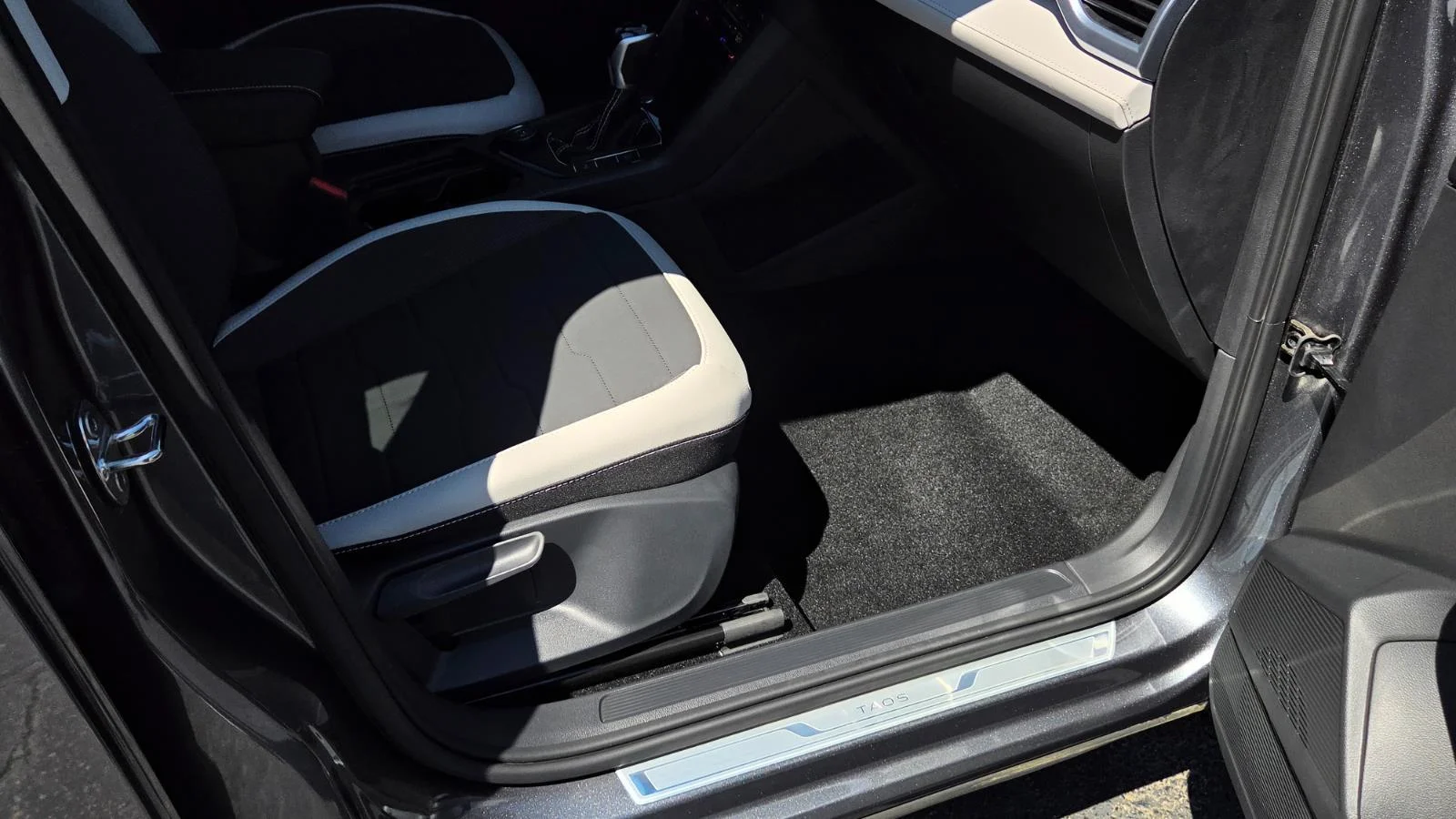 2025 Volkswagen Taos SE - Photo 50