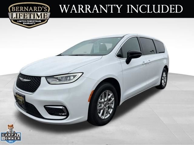 Used 2025 White Chrysler Select image 1