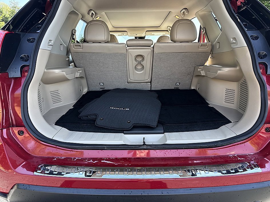 Used 2017 Palatial Ruby Nissan SL image 23