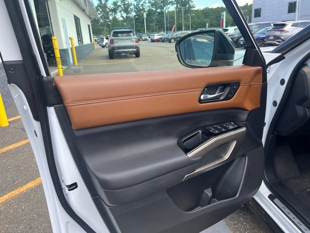 Certified Used 2025 White / Black Nissan Platinum image 10