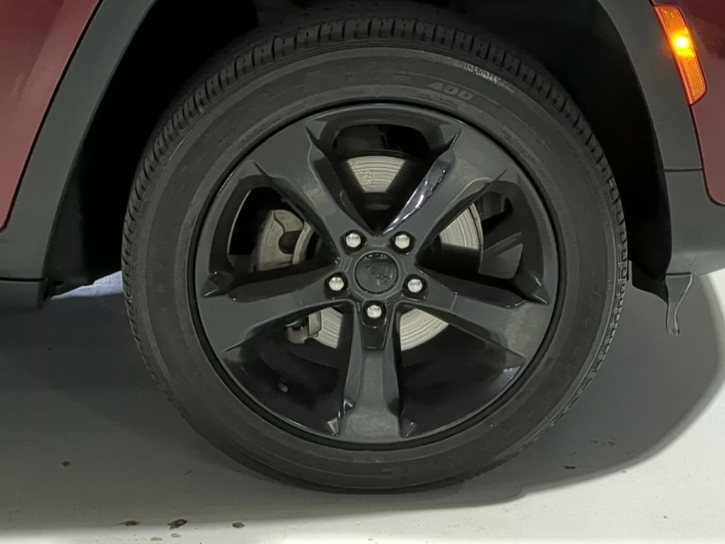 Used 2022 Red Jeep Altitude image 6