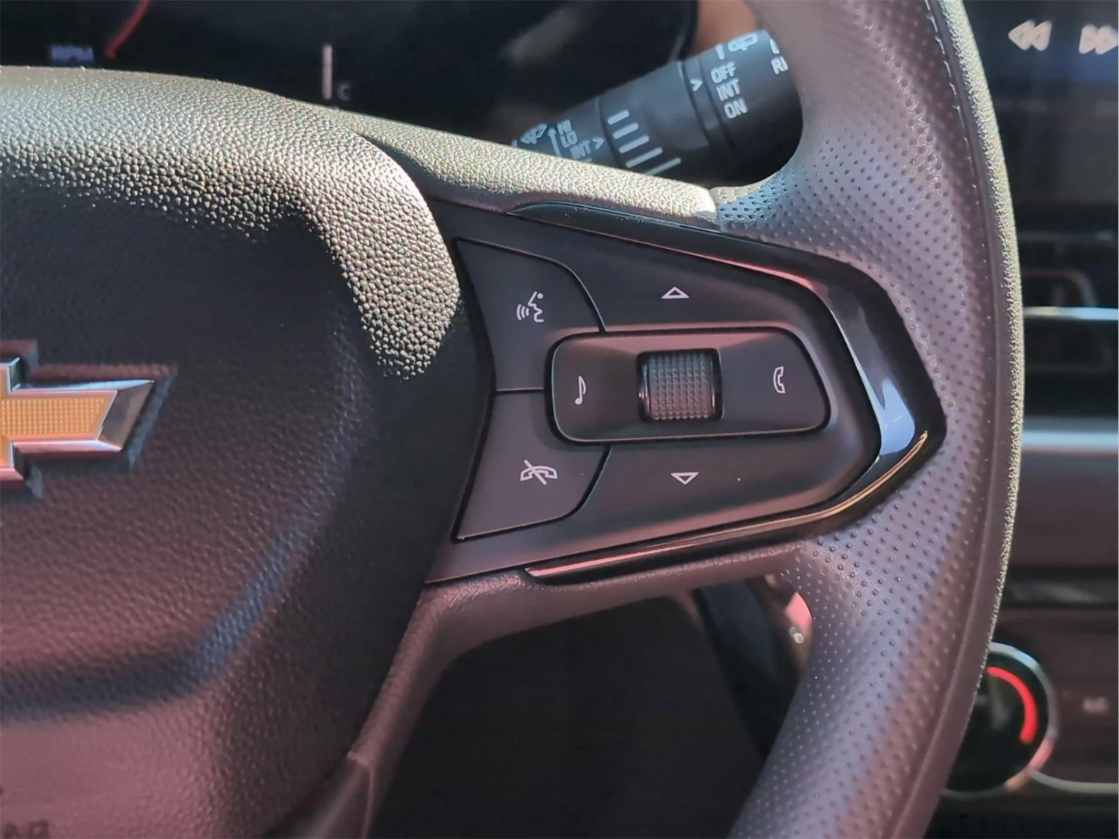 Used 2025 Sterling Gray Metallic Chevrolet LT image 25