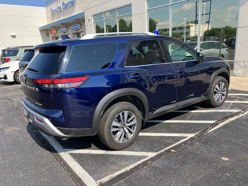 Used 2025 Deep Ocean Blue Pearl Nissan SL image 4