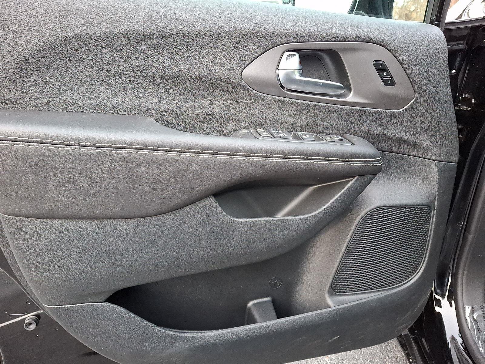New 2026 Diamond Black Crystal Pearl-Coat Exterior Paint Chrysler Select image 9