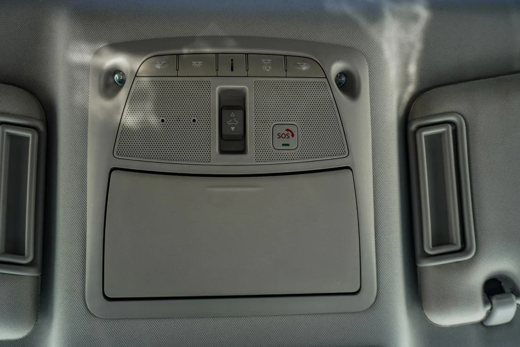 Used 2023 White INFINITI LUXE image 28