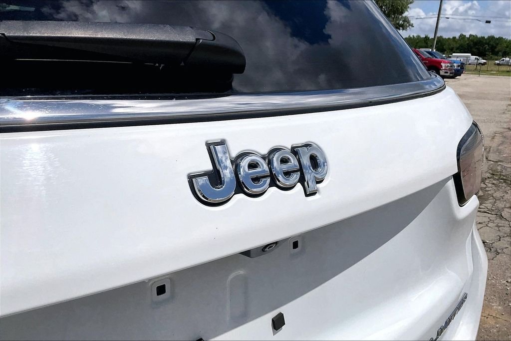 Used 2024 White/off-white Jeep Limited image 27