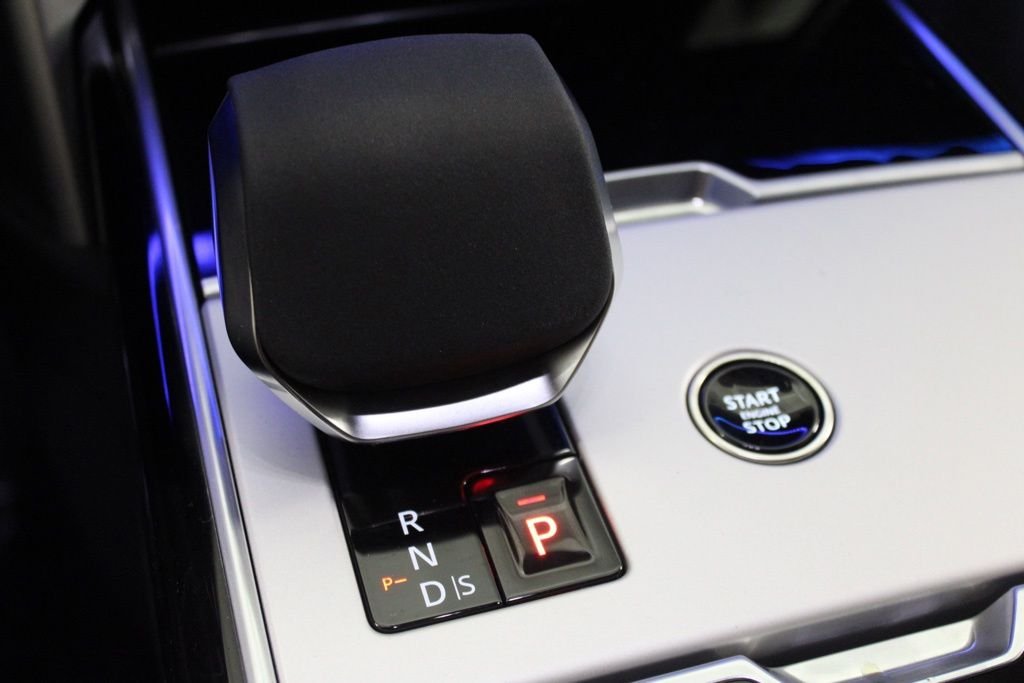 Used 2025 White Land Rover SE image 38