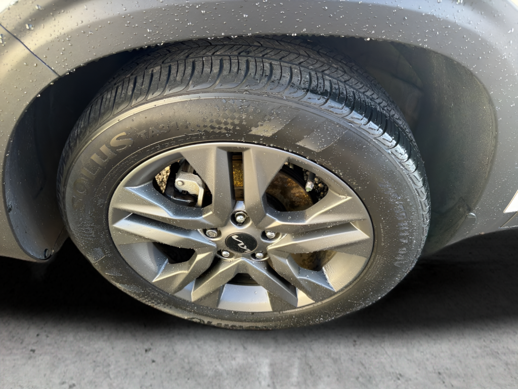 Used 2023 White Kia S image 12
