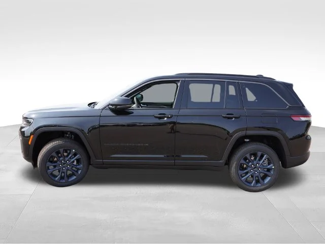 New 2026 Diamond Black Crystal Pearl-Coat Exterior Paint Jeep Limited image 6