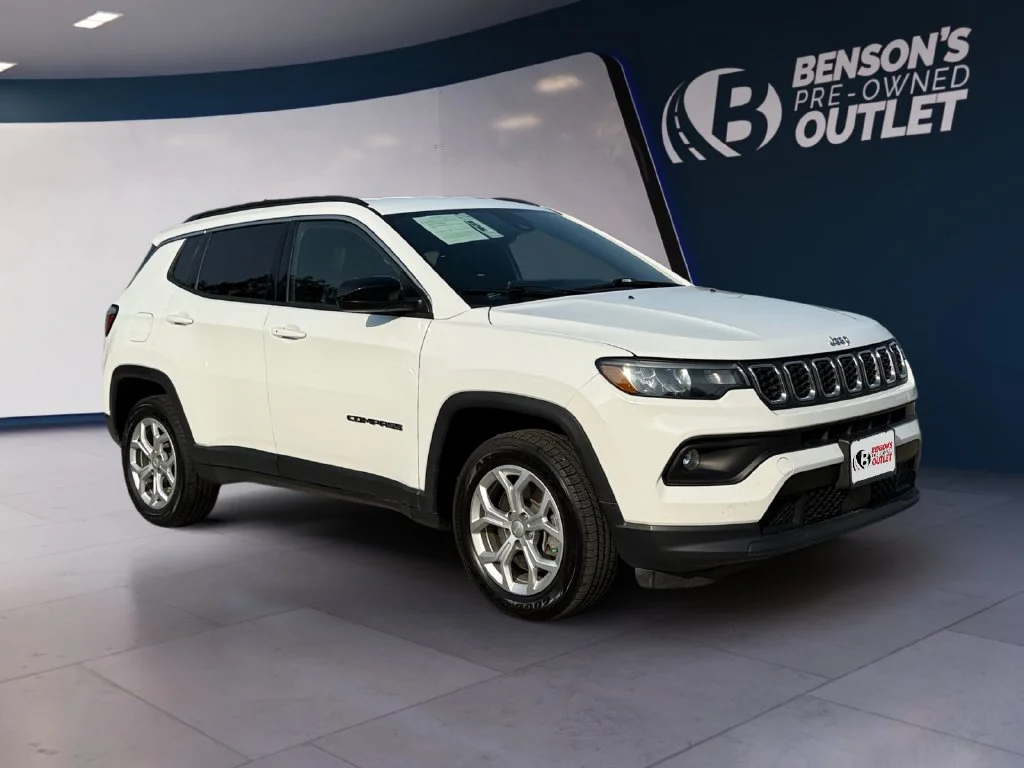Used 2024 White Jeep Latitude image 7
