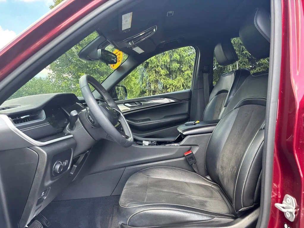 Used 2023 Red Jeep Altitude image 10