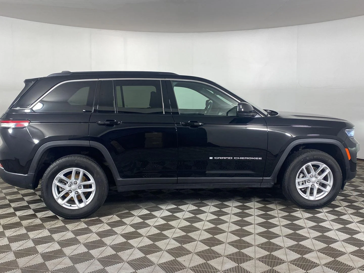 Used 2026 Diamond Black Crystal Pearlcoat Jeep Laredo X image 5