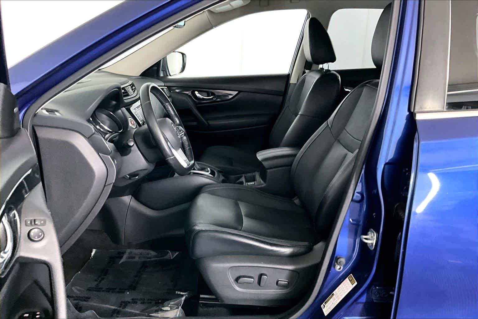 Used 2018 Caspian Blue Nissan SL image 9