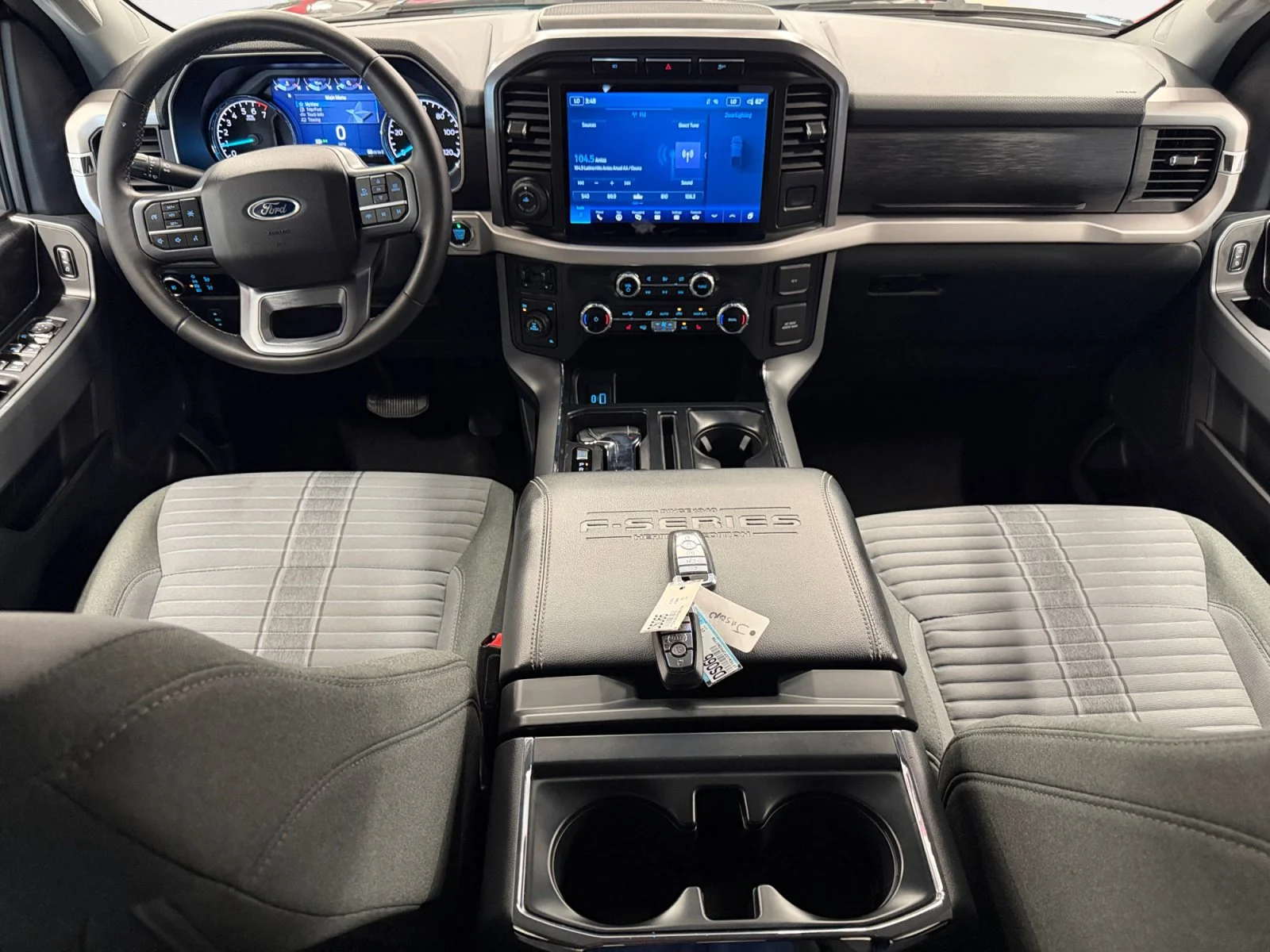 Used 2023 Blue Ford XLT image 3