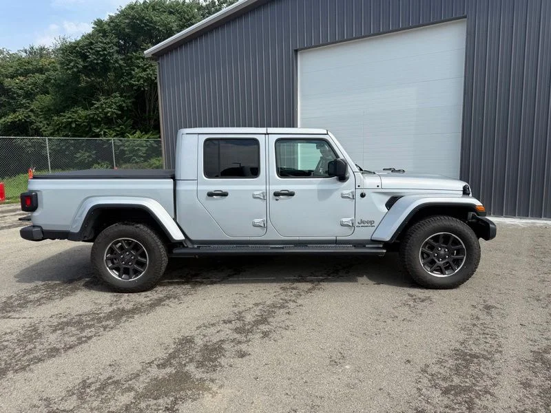 Used 2022 Silver Jeep Overland image 6