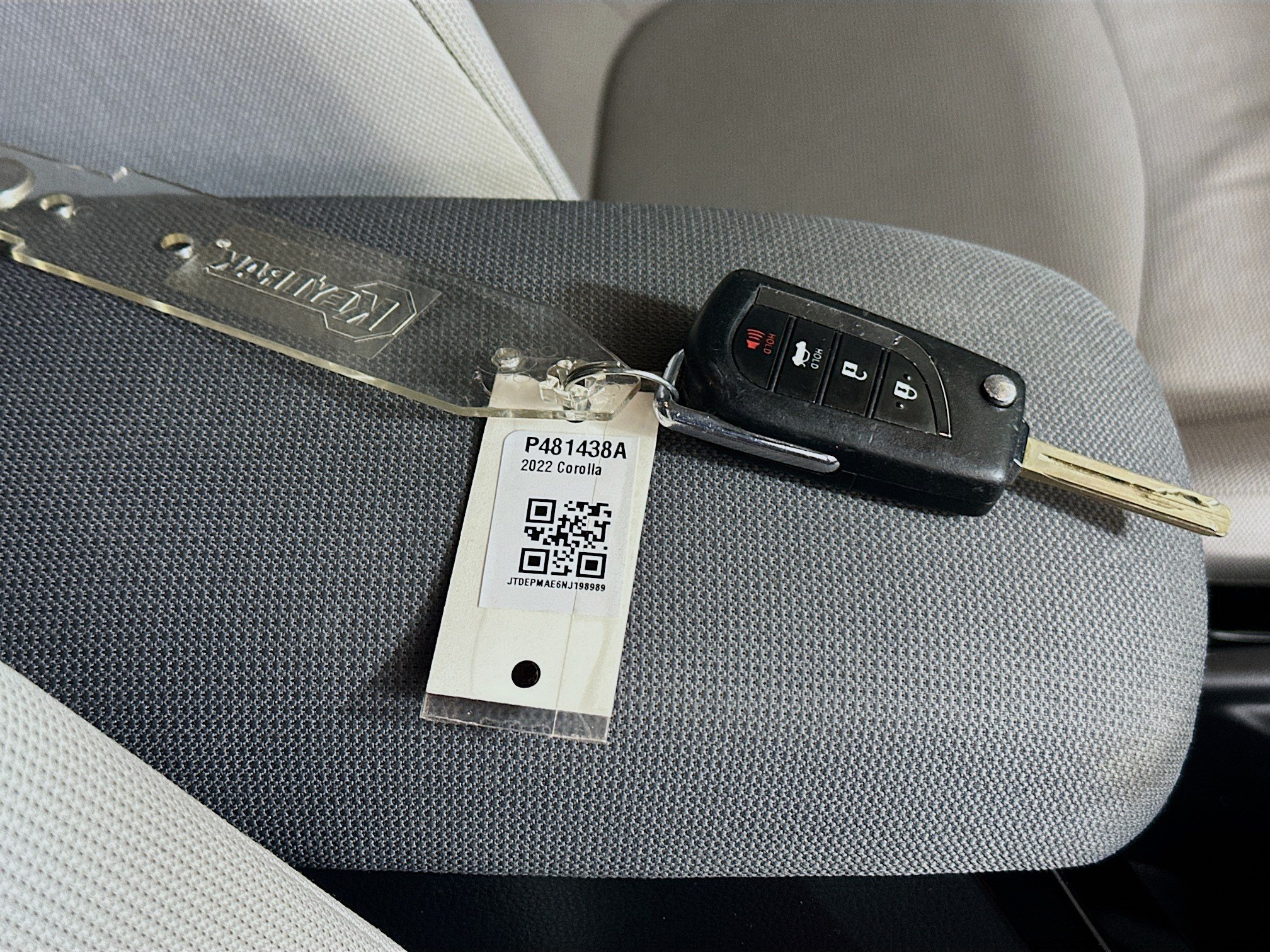 Used 2022 White Toyota LE image 32