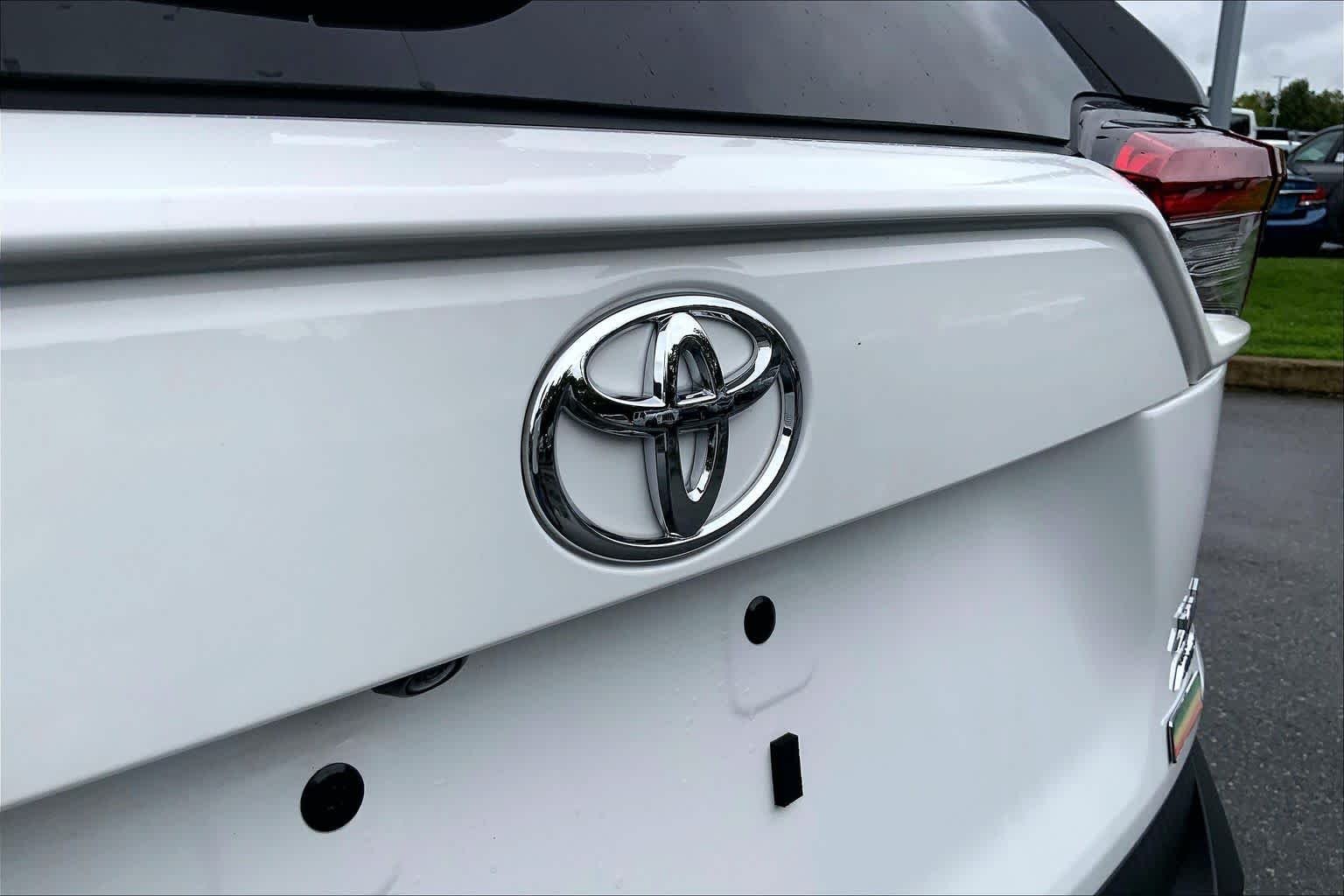 Used 2023 Ice Cap Toyota XLE image 31
