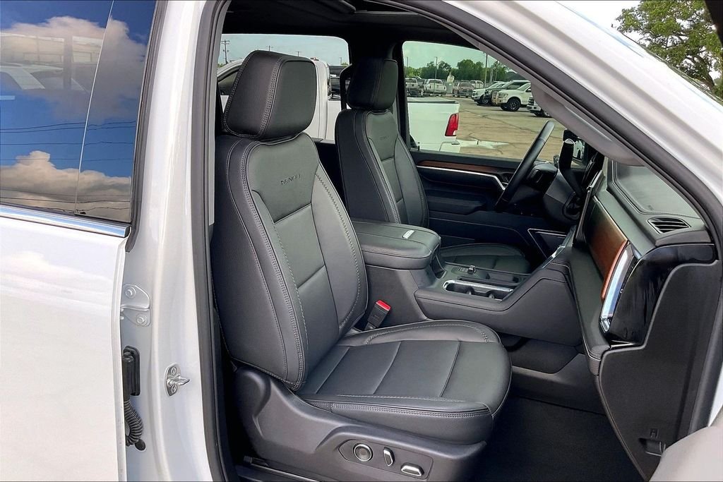 Used 2025 White GMC Denali image 30