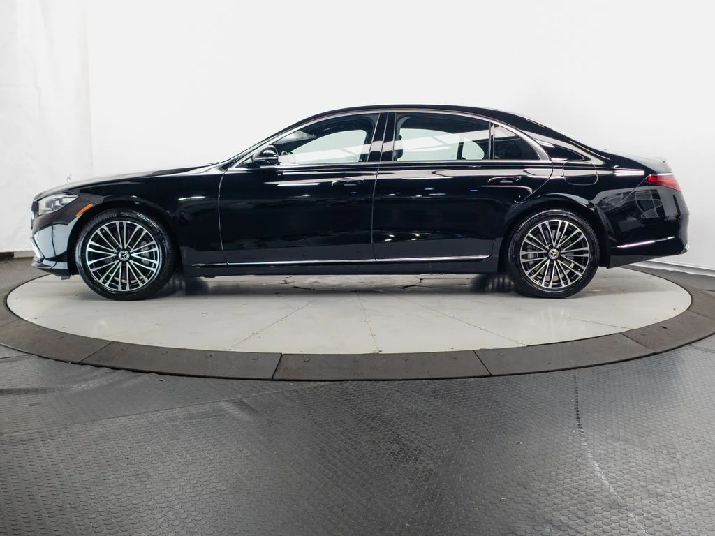 Used 2024 Black Mercedes-Benz S 580e image 4