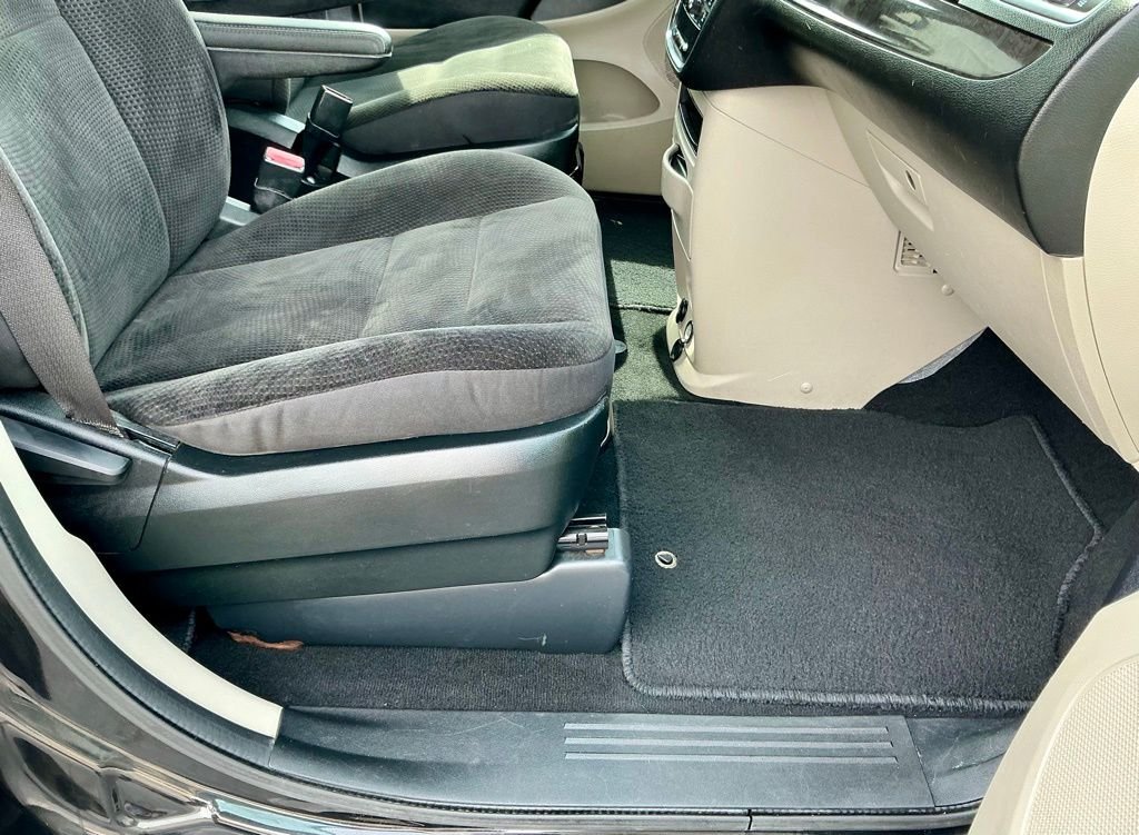 Used 2018 Black Dodge SE image 22