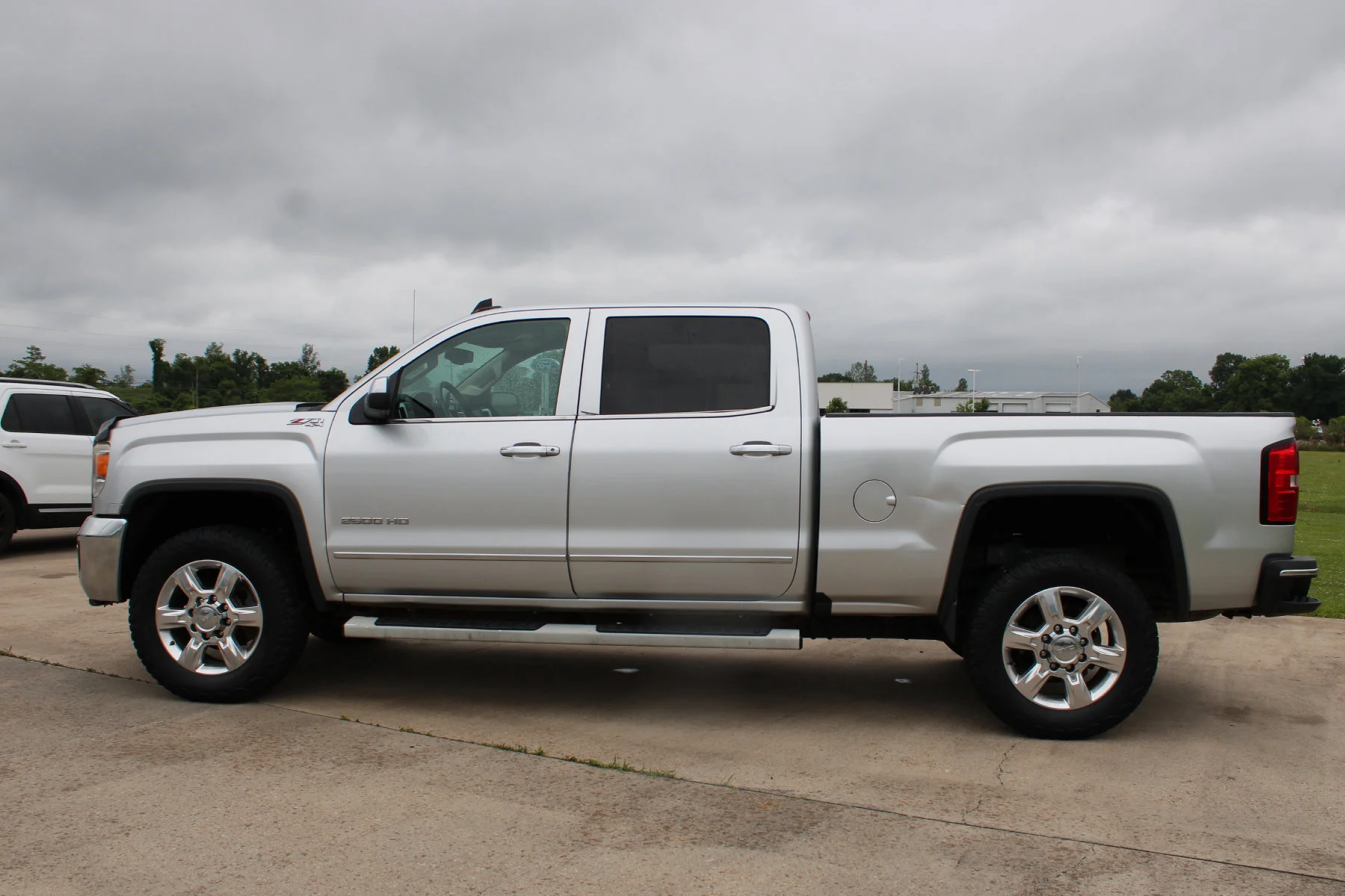 Used 2017 Quicksilver Metallic GMC 4WD Crew Cab 153.7 SLT image 35