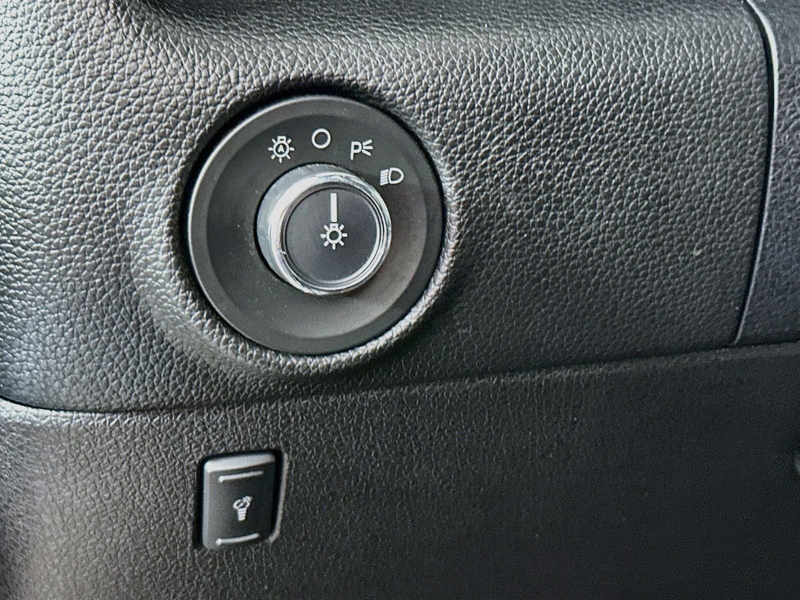 Used 2015 Magnetic Metallic Lincoln Base image 10
