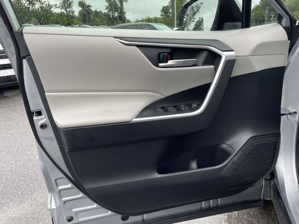 Used 2022 Silver Sky Metallic Toyota XLE image 5