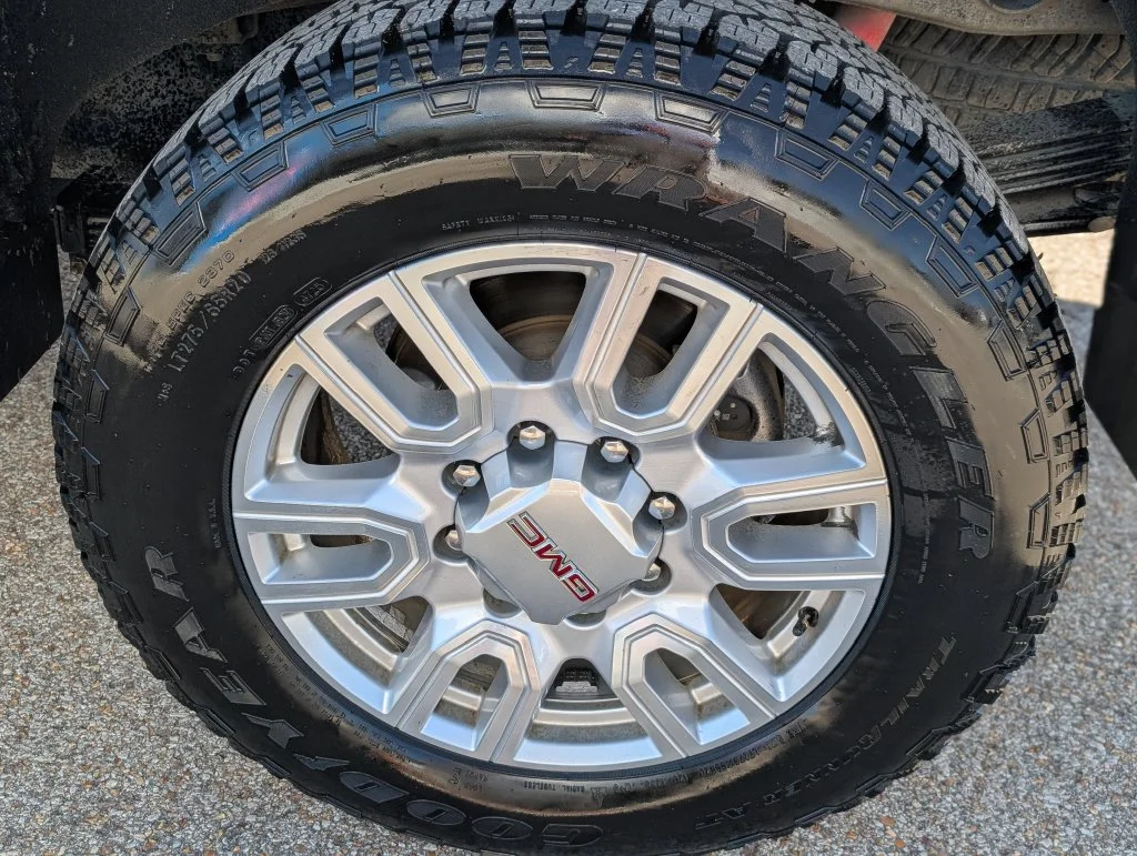 Used 2023 White GMC SLT image 44