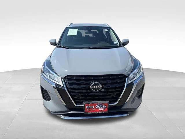 Used 2023 Gray Nissan SV image 2