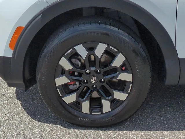 Used 2025 White Hyundai SEL image 11