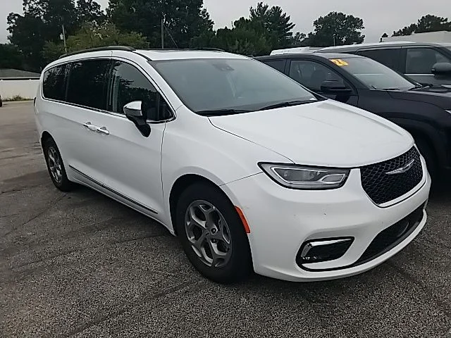 Used 2023 White Chrysler Limited image 3