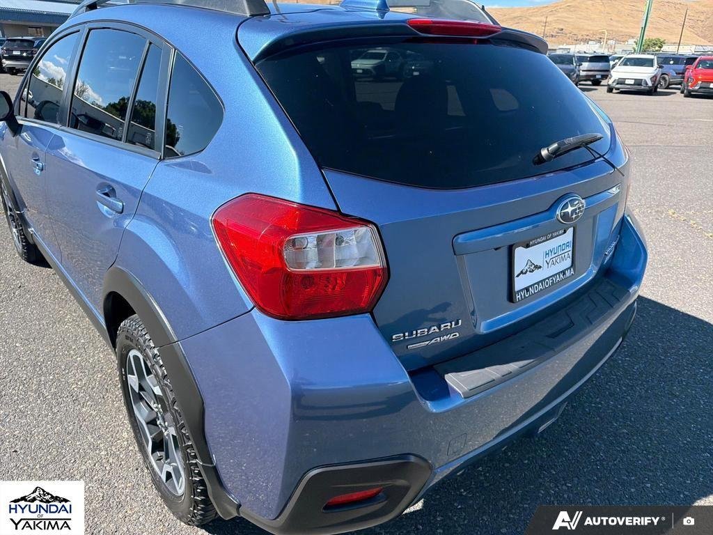 Used 2017 Quartz Blue Pearl Subaru Limited image 11