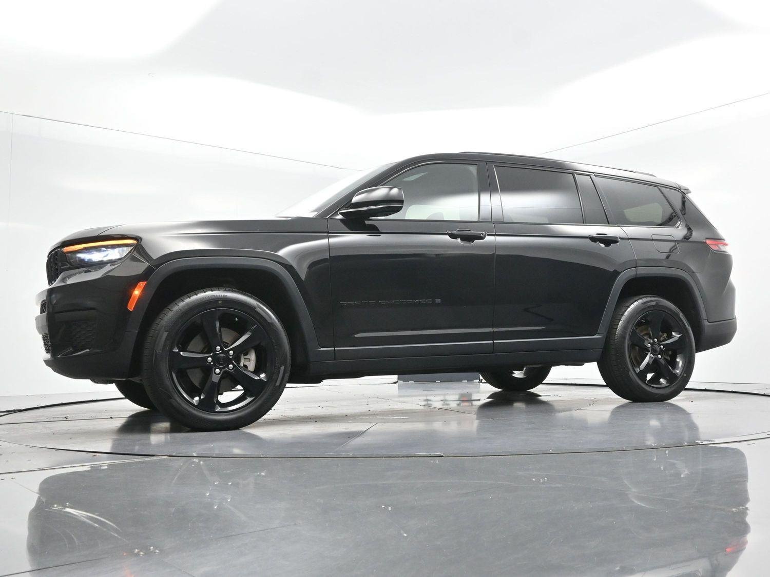 Used 2023 Diamond Black Crystal Pearlcoat Jeep Altitude image 43