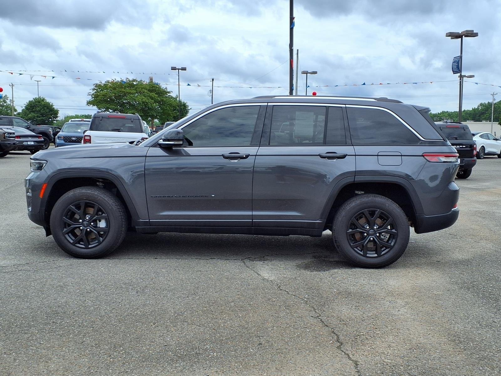 Used 2022 Baltic Gray Metallic Clearcoat Jeep Limited image 3