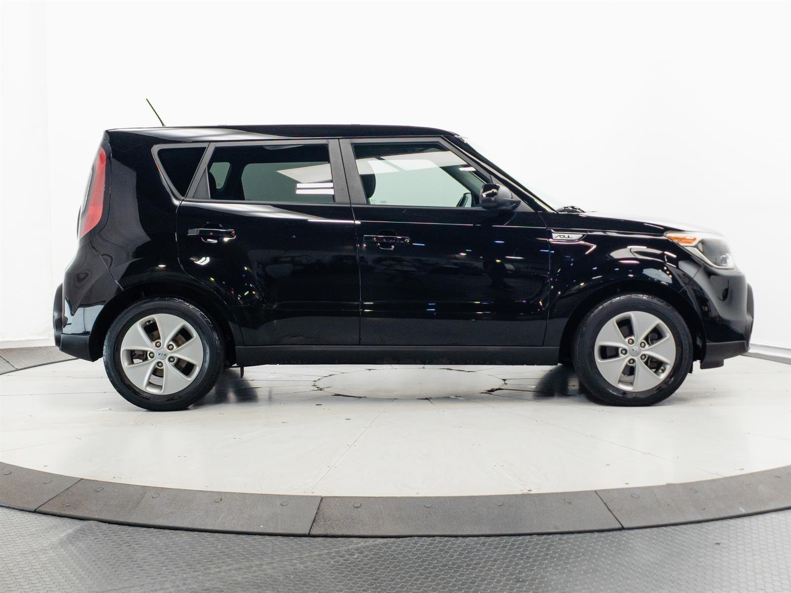 Used 2016 Black Kia Base image 11