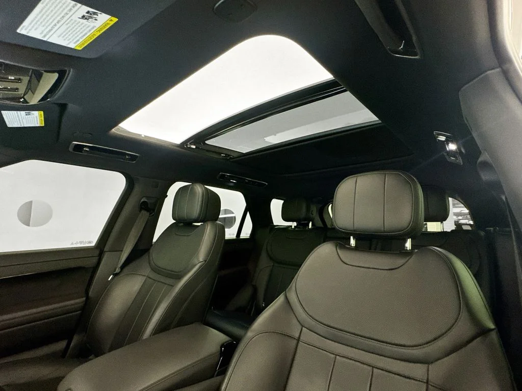 Used 2023 Black Land Rover SE Dynamic image 22