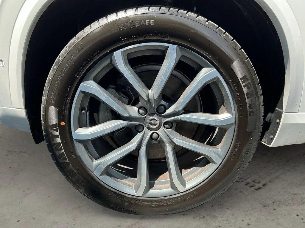 Used 2018 White Volvo T6 Momentum image 9