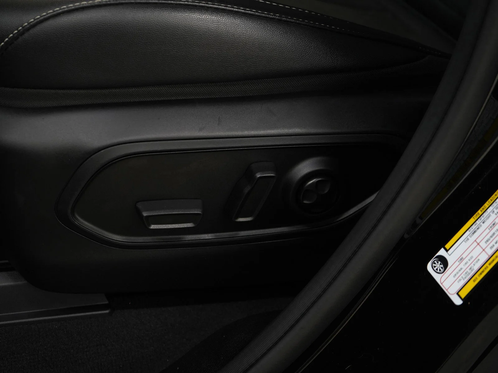 Used 2025 Diamond Black Crystal Pearlcoat Jeep Altitude image 22