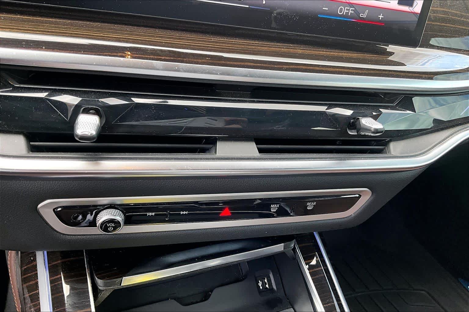 Used 2026 Skyscraper Grey Metallic BMW M60i image 30