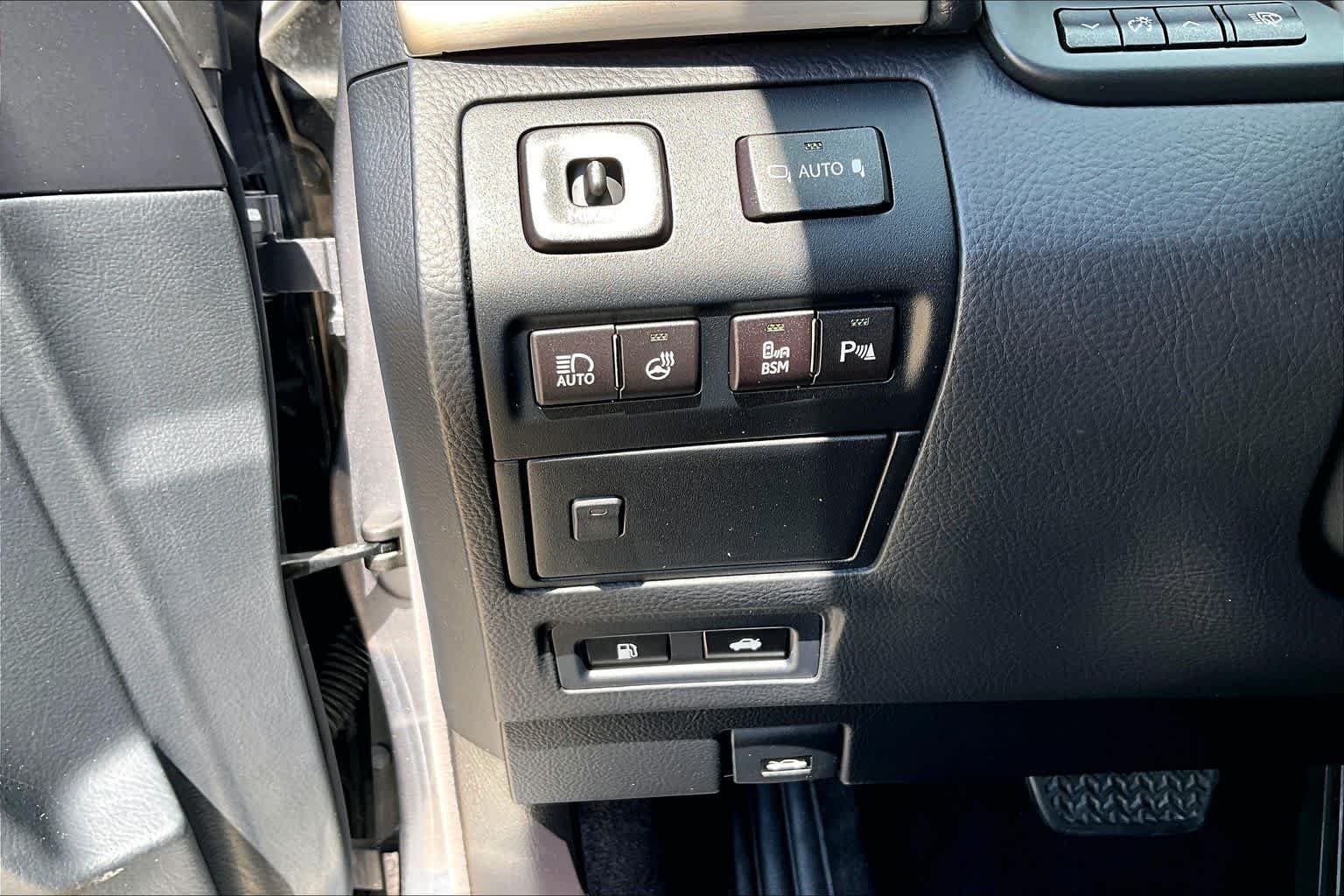 Used 2015 Nebula Gray Pearl Lexus  image 35